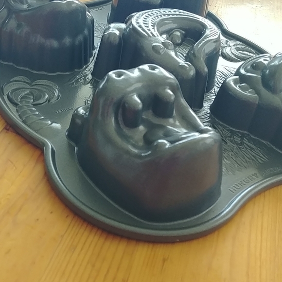 Nordic Ware Hungry Animals Pro cast cake pan - Picture 2 of 4